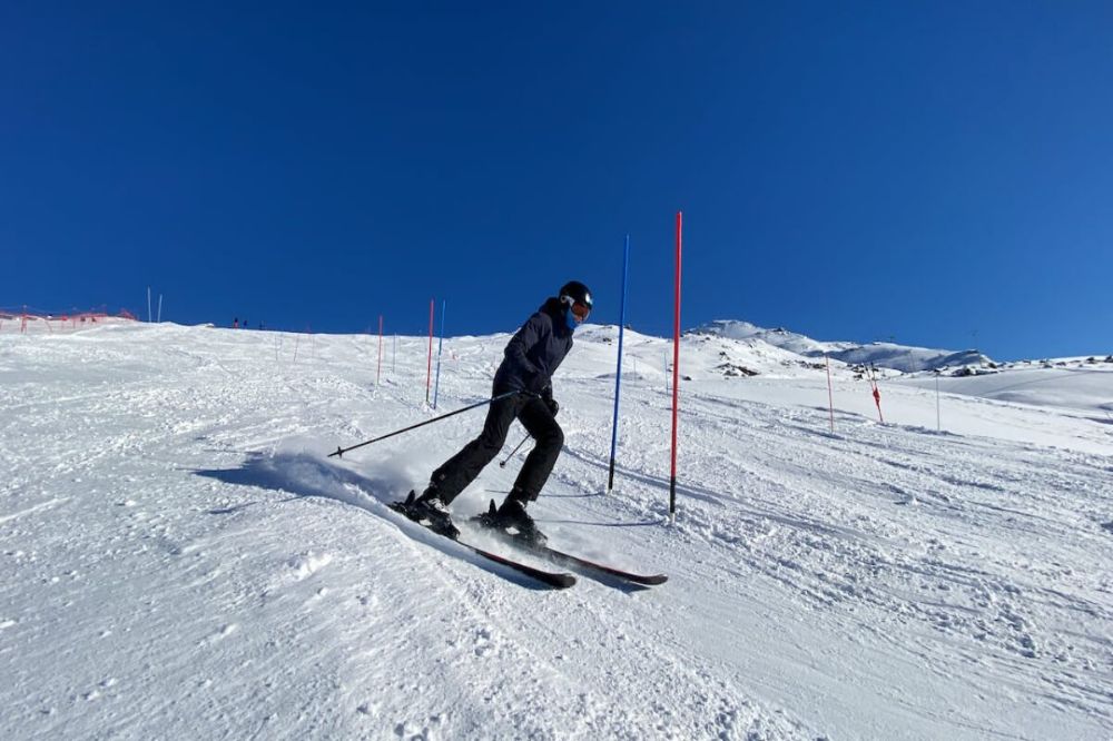 3. Echipament de schi complet - schior in echipament pe partie